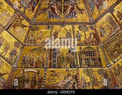 Un bellissimo soffitto della cattedrale nel cuore di Firenze Foto Stock