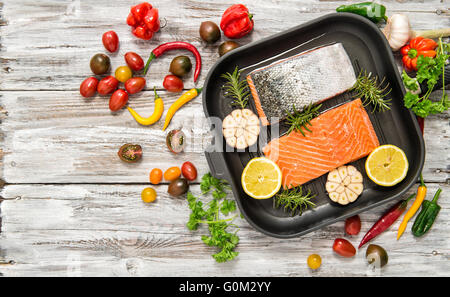 Salmone alla griglia filetto di pesce con erbe aromatiche, aglio e limone. Appartamento laici sfondo alimentare Foto Stock