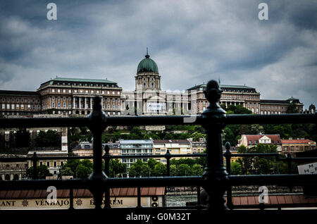 Castello di Budapest, capitale di Ungheria. Vista dal lato di Pest, ai margini del fiume Danubio. Foto Stock