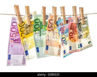 Sfondo di denaro. Le banconote in euro appendere una corda con perni di vestiti. Messa a fuoco selettiva Foto Stock