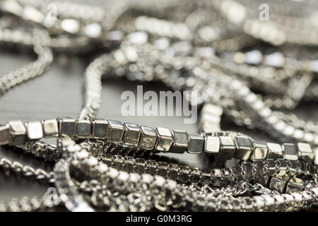Pila assortiti di catene in argento Foto Stock