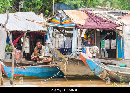 La vita a Chong Kneas villaggio galleggiante. Cambogia. Foto Stock