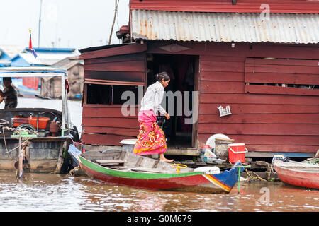 La vita a Chong Kneas villaggio galleggiante. Cambogia. Foto Stock