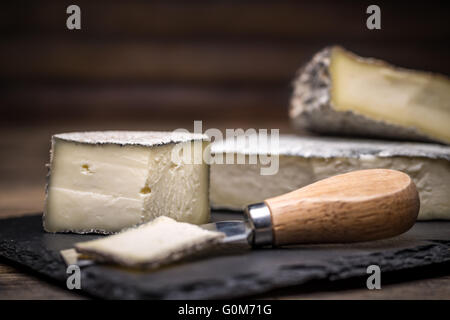 Una cascina formaggio di latte fresco di mucca Foto Stock