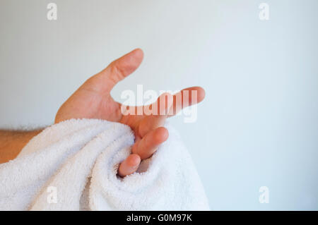 L'uomo asciugando le mani con l'asciugamano. Chiudere la vista. Foto Stock