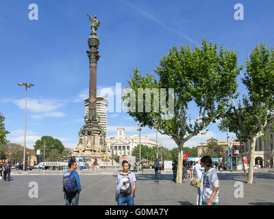 Scena di strada con la gente e il monumento a Colombo il Portal de la Pau piazza di Barcellona, Spagna Foto Stock