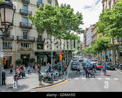 Barcellona streetscene - incrocio Carrer de Valencia e Passeig de Gracia, Spagna Foto Stock