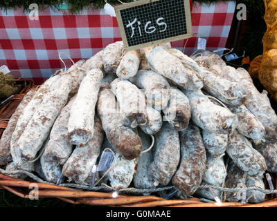 Un mucchio di secco di fig salsicce visualizzati in una fase di stallo su Manchester Mercatino di Natale, England, Regno Unito, Europa Foto Stock