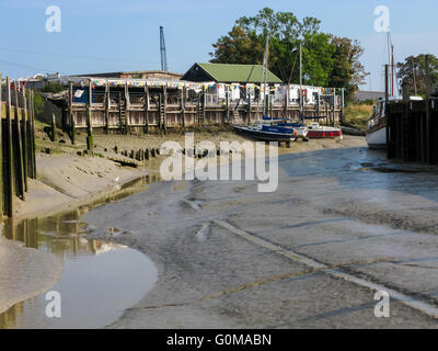 Strand Quay e River Tillingham a bassa marea in segale, East Sussex, England, Regno Unito Foto Stock