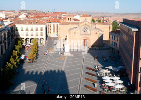 Santa Teresa square dalle mura della città. Ávila, Castilla Leon, Spagna. Foto Stock