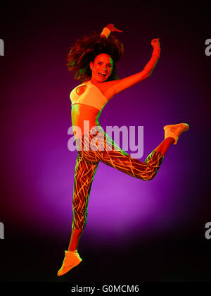 Una donna caucasica ballerino zumba fitness danza esercizi isolati su sfondo colorato Foto Stock