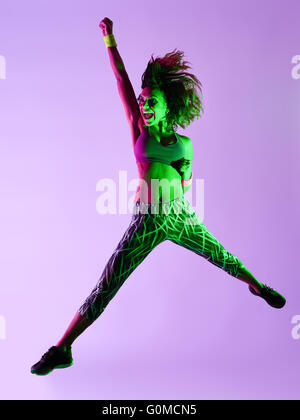 Una donna caucasica ballerino zumba fitness danza esercizi isolati su sfondo colorato Foto Stock