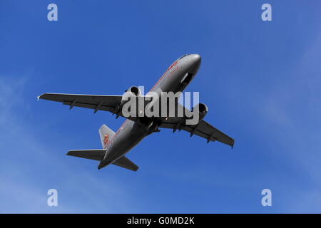 Airbus A319-114 C-FZUH Air Canada in livrea del patrimonio di decollare da YOW Ottawa, Canada, 29 aprile 2016 Foto Stock