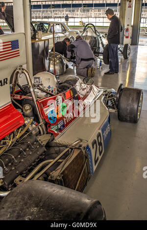 Silverstone Classic 2016 Media Day. Pit Garage Chris Drake riscaldamento Penske PC5 Foto Stock