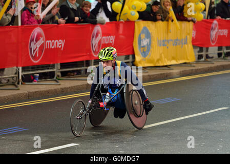 Sedia a rotelle concorrente, 2016 denaro Virgin London Marathon, Canary Wharf, London, Regno Unito Foto Stock