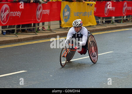 Sedia a rotelle concorrente, 2016 denaro Virgin London Marathon, Canary Wharf, London, Regno Unito Foto Stock