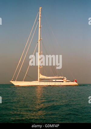 AJAX NEWS FOTO.13APRILE 2004. SOLENT, Inghilterra. - Primo arco - PIÙ GRANDE DEL MONDO UNICO MASTED sailing yacht, Mirabella V - costruito da Vosper Thornycroft per un americano Joe VITTORIA - in modo sud dell'isola di Wight. La 245FT (75.2m) long yacht ha un 290FT (88.5M) di altezza montante; Lei può trasportare fino 36,490 piedi quadrati (3.400 mq) metri quadri di vela. Foto:JESSICA EASTLAND/AJAX. Rif.: 41304 3 Foto Stock