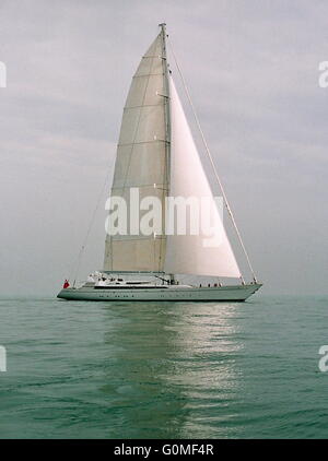 AJAX NEWS FOTO.13APRILE 2004. SOLENT, Inghilterra. - Primo arco - PIÙ GRANDE DEL MONDO UNICO MASTED sailing yacht, Mirabella V - costruito da Vosper Thornycroft per un americano Joe VITTORIA - in modo sud dell'isola di Wight. La 245FT (75.2m) long yacht ha un 290FT (88.5M) di altezza montante; Lei può trasportare fino 36,490 piedi quadrati (3.400 mq) metri quadri di vela. Foto:JESSICA EASTLAND/AJAX. REF: MIRA/41304 6 Foto Stock