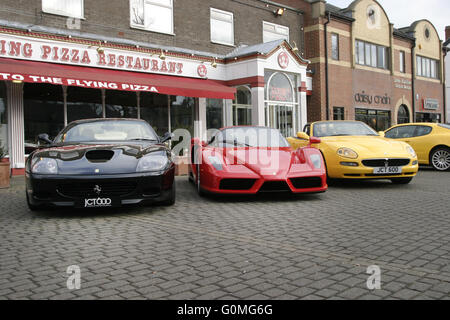 La Ferrari 575M Maranello F1, Enzo Ferrari e Maserati Cambiocorsa a Flying Pizza, Leeds. Foto Stock