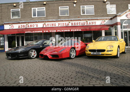 La Ferrari 575M Maranello F1, Enzo Ferrari e Maserati Cambiocorsa a Flying Pizza, Leeds. Foto Stock