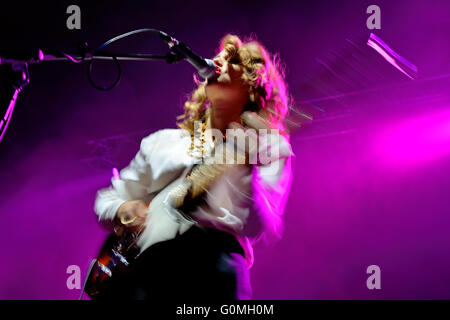 BILBAO, Spagna - 31 ottobre: Anna Calvi (BAND) live performance al Festival Bime su ottobre 31, 2014 a Bilbao, Spagna. Foto Stock