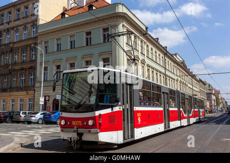 Tram di Praga in via Sokolovska, Karlin Prague tram Repubblica Ceca Foto Stock