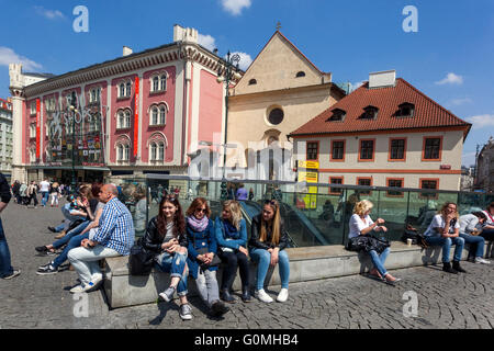 Turisti a Praga Piazza Namesti Republiky Praga Repubblica Ceca Foto Stock