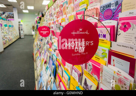 Una selezione di Hallmark brand Festa della Mamma carte in un negozio a New York Venerdì, Aprile 29, 2016. La Festa della Mamma è stata hanno celebrato per la prima volta negli Stati Uniti nel 1908 con credito a Anna Jarvis che ha avviato una campagna per rendere la giornata un riconosciuto vacanza, che è accaduto nel 1914 con Pres. Woodrow Wilson firma di un annuncio. Madre della Giornata di quest anno è il 8 maggio. (© Richard B. Levine) Foto Stock