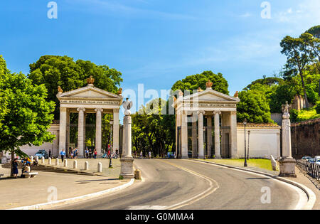 Ingresso monumentale di Villa Borghese a Roma Foto Stock
