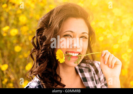 Ritratto di affascinante ragazza divertirsi tra i fiori in primavera prato Foto Stock