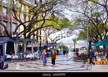 Una zona pedonale nel centro business di Funchal, la capitale di Madeira, tardo pomeriggio di venerdì, Portogallo Foto Stock