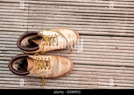 Close-up di Vintage vecchio paio stivali sul pavimento di legno Foto Stock