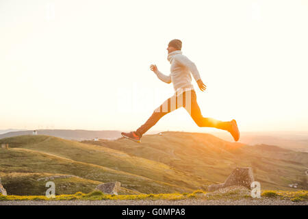 Uomo in outdoor correre e saltare Foto Stock