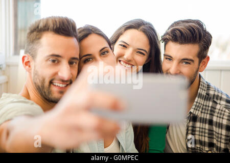 Amici faving divertimento e facendo un selfie Foto Stock