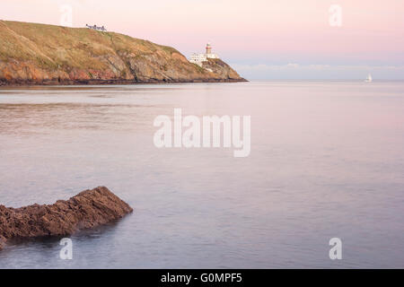 Faro di Baily al tramonto a Howth peninsula, Dublino, Irlanda Foto Stock