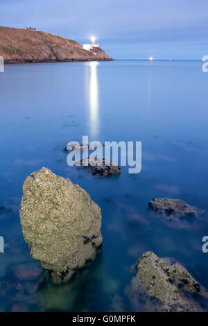 Faro di Baily durante la notte nella penisola di Howth, Dublino, Irlanda Foto Stock