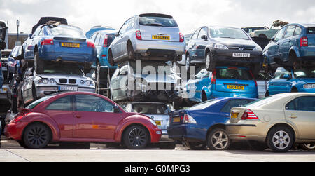 "Auto vecchie acquistate Living o Dead", rottami, metallo, auto vecchia, automobile, spazzatura, relitto arrugginito, trasporto, auto, rotto, junkyard, acciaio, deposito di riciclaggio a Birkenhead deposito scarti, Merseyside, Regno Unito Foto Stock