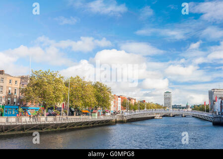 Vista di Hapenny ponte sul fiume Liffey a Dublino, Irlanda Foto Stock