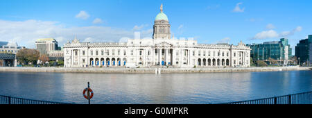 Dublino Custom House presso il fiume Liffey a Dublino, Irlanda Foto Stock