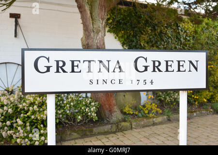 Segno al di fuori del vecchio famoso Fabbri Shop in Gretna Green, Scotland, Regno Unito, Europa Foto Stock