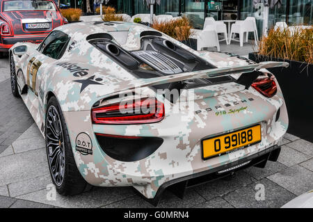 Porsche 918 Spyder ibrido plug-in con hypercar camouflage vinil wrap parcheggiato a Dublino pronto per la Gumball 3000. Foto Stock