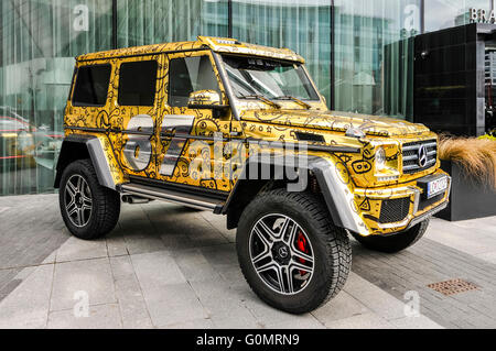 DUBLINO, IRLANDA. 01 2016 MAGGIO - Una Mercedes G-Wagon con vernice d'oro blinged-up è parcheggiata a Dublino in anticipo della gara Gumball 3000 a Bucarest Foto Stock