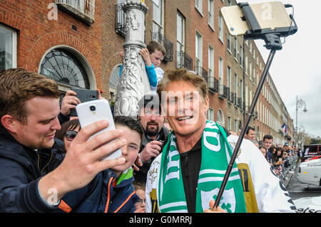 Dublino, Irlanda. 01 MAGGIO 2016 - David Hasselhoff arriva per la partenza della Gumball 3000, su un 6 giorno di guida di Bucarest. Foto Stock