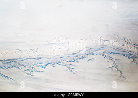 Drenaggio dendritico del fiume su praterie innevate, vista aerea, in Alberta, Canada Foto Stock