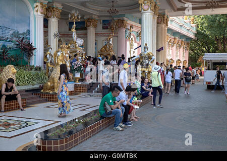 La grande folla di visitatori si è riunita presso la colorata e opulenta residenza all'aperto di Sukhawadee. Pattaya Thailandia, S. E. Asia. Foto Stock