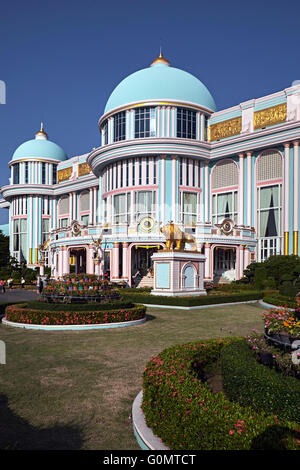 Sukhawadee Pattaya. Il palazzo open house Sukhawadee, molto colorato e opulento. Pattaya Thailandia S. E. Asia. Foto Stock