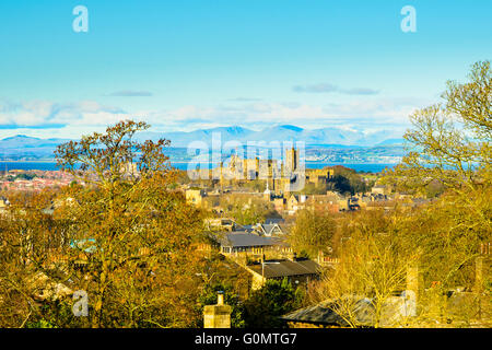 Vista verso la collina del castello di Lancaster Lancashire Inghilterra con il Lakeland fells oltre Foto Stock