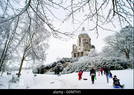 La Ashton Memorial nel Parco di Williamson Lancaster, Lancashire, Inghilterra, in inverno Foto Stock