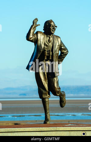 Eric Morecambe statua sulla Promenade di Blackpool Lancashire Foto Stock