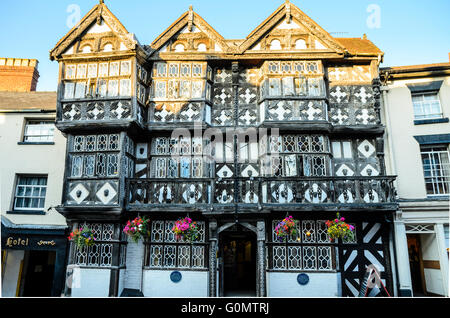 Le piume di un mezzo in legno inn a Ludlow Shropshire Inghilterra Foto Stock